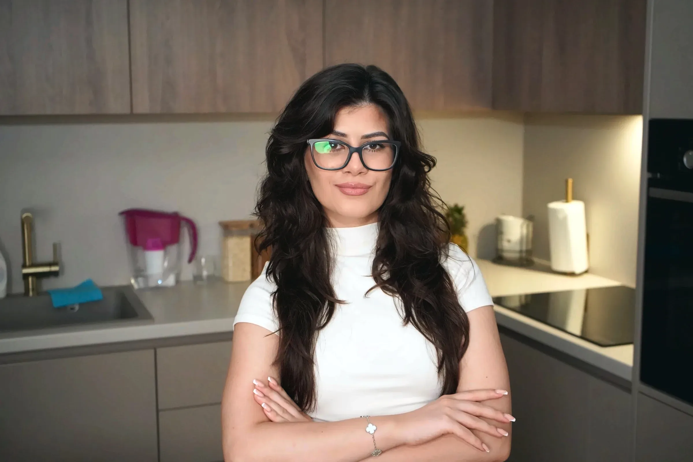 Nutricionistkinja Nutricije prekrštenih ruku u kuhinji, spremna da izradi Vaš plan